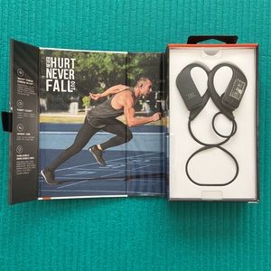 (NWT) Earphones, wireless and waterproof